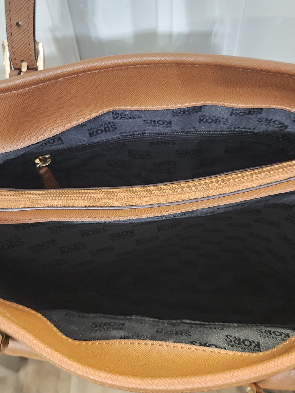 Michael Kors Black and Tan Tote with Matching Tan Wallet- NWOT - Picture 8 of 15